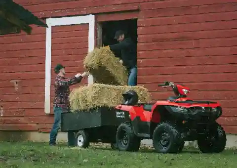 Suzuki KingQuad 750 drar vagn på gården